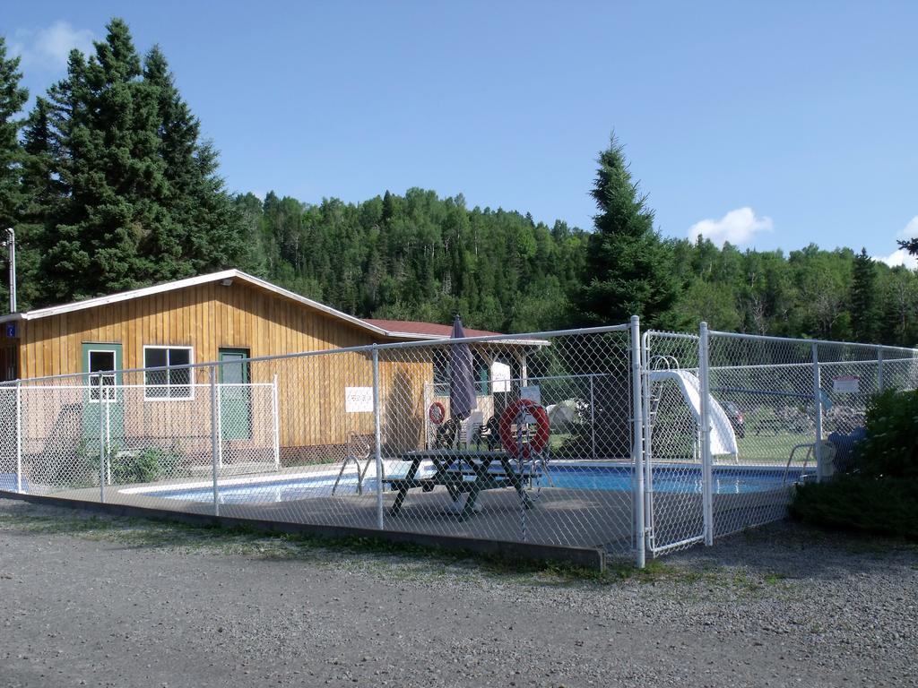 Camping Le 4 Chemins LʼAnse-Saint-Jean Δωμάτιο φωτογραφία