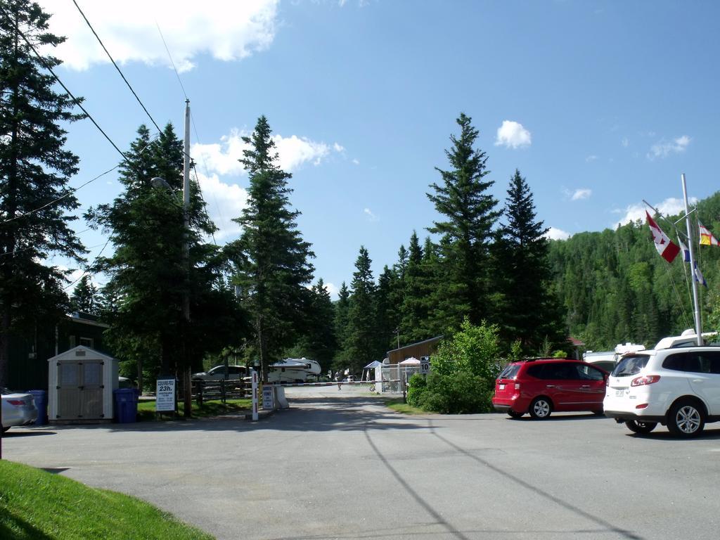 Camping Le 4 Chemins LʼAnse-Saint-Jean Δωμάτιο φωτογραφία